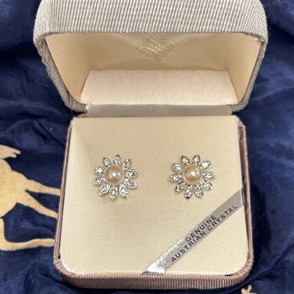 NIB Vintage Genuine Austrian Crystal Halo Flower Pearl Post Earrings Minimalist - Picture 2 of 13